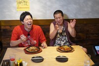 「全力投球！コットン100％」のロケに臨むコットン。