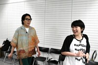 スタジオに入ってくる令和ロマンくるまとラランド・サーヤ。