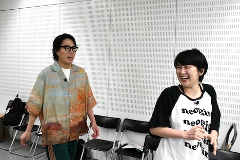 スタジオに入ってくる令和ロマンくるまとラランド・サーヤ。