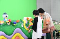 セットの作りに興味津々のラランド・サーヤと令和ロマンくるま。