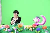 自分の声に合わせて動くスカン子に感激するラランド・サーヤ。