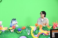 自分が声を当てるプー太と対面した令和ロマンくるま。