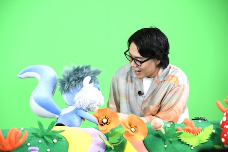 プー太に挨拶する令和ロマンくるま。