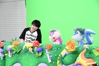 動くパペットたちに感激するラランド・サーヤ。