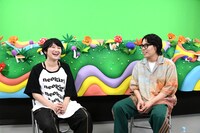 収録後のインタビューに応じるラランド・サーヤと令和ロマンくるま。