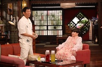 左から明石家さんま、黒柳徹子。(c)関西テレビ