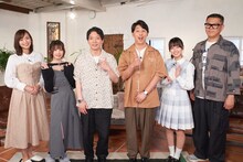 「勝手に！漫画アワードNEO」に出演する（左から）斎藤真美アナ、えなこ、ニューヨーク、平尾帆夏、シソンヌ長谷川。(c)ABCテレビ