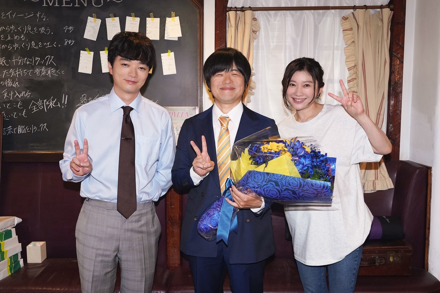 「イップス」クランクアップ時のバカリズム（中央）と篠原涼子（右）、染谷将太（左）。(c)フジテレビ