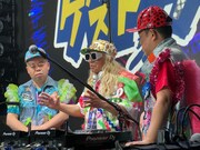 左から、DJ YUU、DJ KOO、DJ SUU。(c)ABCテレビ