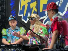 左から、DJ YUU、DJ KOO、DJ SUU。(c)ABCテレビ