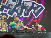 DJ YUU（中央）のDJプレイの様子。(c)ABCテレビ