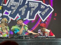 DJ YUU（中央）のDJプレイの様子。(c)ABCテレビ