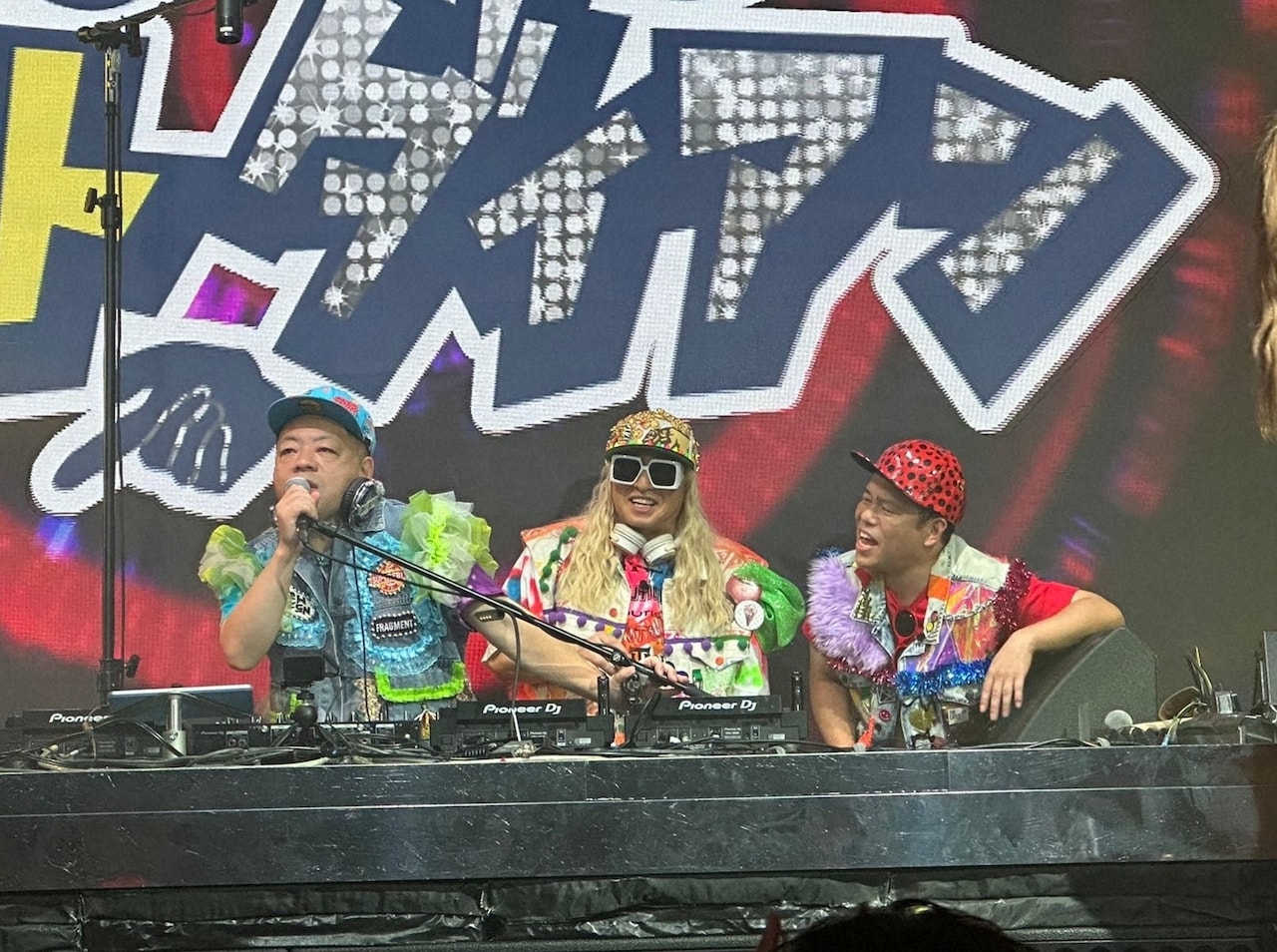 ゲストダイアン」でDJ KOO（中央）にクラブDJのやり方を学ぶDJ
