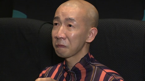 「ディア・ファミリー」を鑑賞するひょうろく。