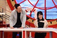 左から東野幸治、中島めぐみアナウンサー。(c)関西テレビ