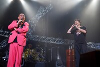 左から街裏ぴんく、EXILE TAKAHIRO。(c)関西テレビ