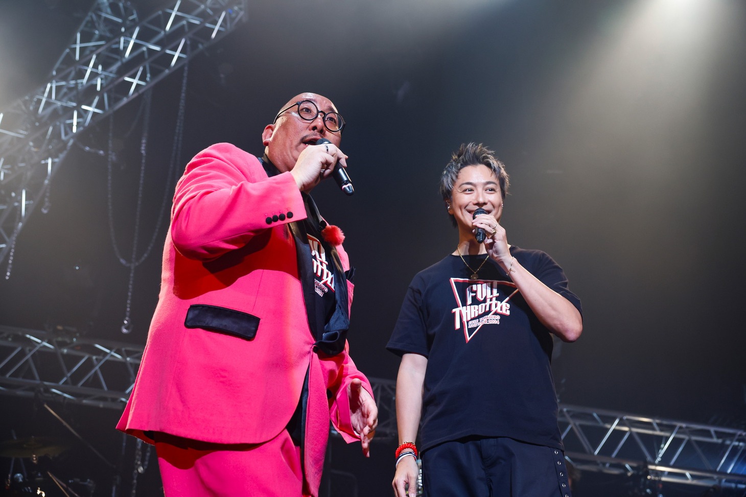 左から街裏ぴんく、EXILE TAKAHIRO。(c)関西テレビ
