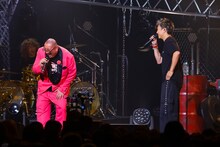 左から街裏ぴんく、EXILE TAKAHIRO。(c)関西テレビ