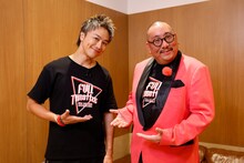 左からEXILE TAKAHIRO、街裏ぴんく。(c)関西テレビ