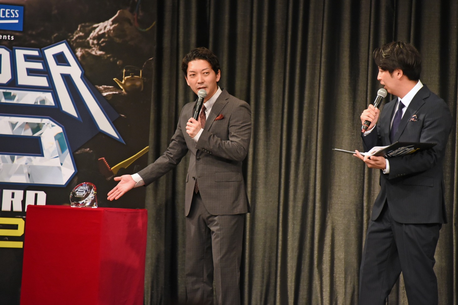 優勝者に贈られる“優勝シャーレ”を紹介するニューヨーク嶋佐。