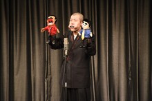 1本目のネタを披露する清川雄司。