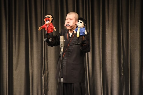 1本目のネタを披露する清川雄司。