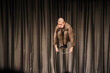 2本目のネタを披露する清川雄司。