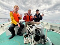 久米島の海を調査する照英（中央）ら。(c)テレビ静岡