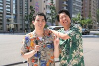 「濱田祐太郎のブラリモウドク」に出演する（左から）濱田祐太郎、藤崎マーケット・トキ。(c)ABCテレビ