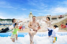 ラグーナテンボスのイメージキャラクターに就任したとにかく明るい安村。