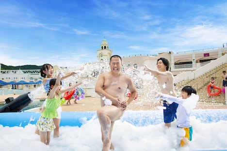 ラグーナテンボスのイメージキャラクターに就任したとにかく明るい安村。