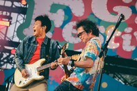 浜田雅功と奥田民生によるパフォーマンスの様子。(c)MBS／撮影・渡邉一生