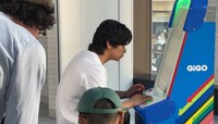 アーケード版野田ゲーをプレイするマヂカルラブリー・野田クリスタル。