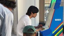 アーケード版野田ゲーをプレイするマヂカルラブリー・野田クリスタル。