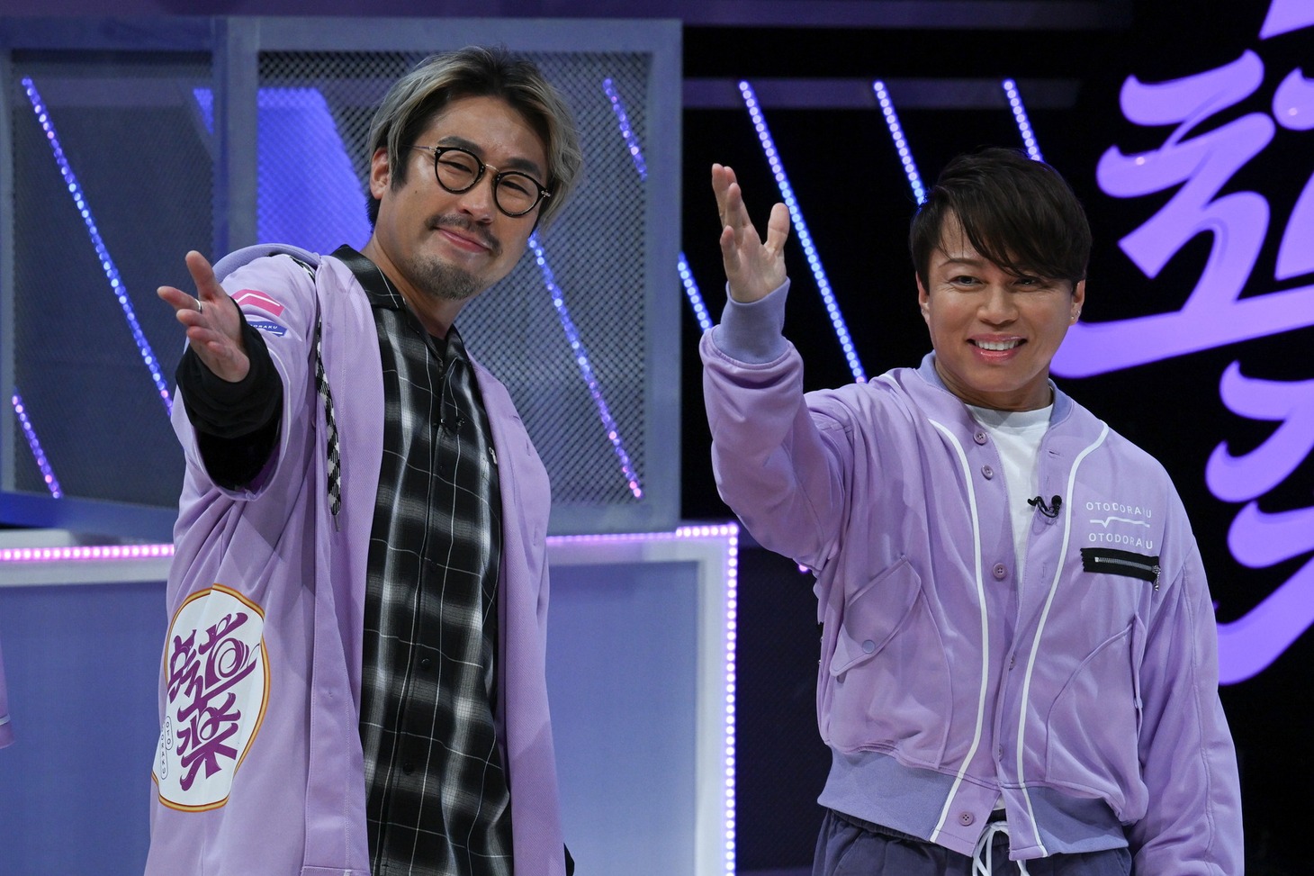 左からヨコタシンノスケ、西川貴教。(c)読売テレビ