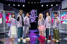 左から佐藤佳奈アナウンサー、ヨコタシンノスケ、西川貴教、エルフ、樋口大喜。(c)読売テレビ