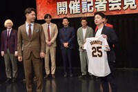 「M-1グランプリ2023」決勝のネタ後のようにユニフォームを持ってくるダンビラムーチョ大原。