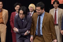 マユリカ阪本のような登場の仕方をする、令和ロマンくるま（左）。