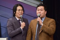 麒麟・川島から「貧乏」などと話を振られて「パパは大和証券の副会長だぞ！」と説明する令和ロマン・ケムリ（右）。