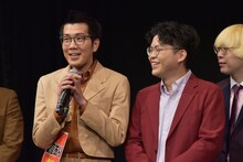 政見放送のようなマイクの持ち方をするヤーレンズ楢原。