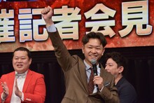 「M-1グランプリ2024」開催記者会見で「ドラム式（洗濯機）、買ったぞー！」と報告するダンビラムーチョ・原田フニャオ。