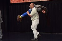 トム・ブラウンみちおにステージまで運び込まれるトム・ブラウン布川。