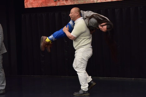 トム・ブラウンみちおにステージまで運び込まれるトム・ブラウン布川。