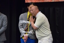 口が塞がれた相方・布川の言葉を聞き取って代弁するトム・ブラウンみちお。