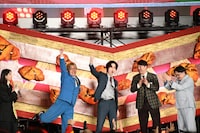 「M-1グランプリ2023」敗者復活戦でオズワルドに勝利した際、アスリートのような喜び方をしたナイチンゲールダンス・ヤス（左から3人目）。