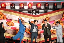 「M-1グランプリ2023」敗者復活戦でオズワルドに勝利した際、アスリートのような喜び方をしたナイチンゲールダンス・ヤス（左から3人目）。