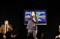 営業のように「遠くから来た人？」と客席に尋ねる令和ロマンくるま。