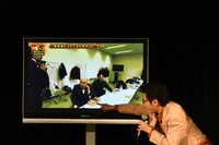 映っているのはくらげ杉の弁当ガラで、敗者復活戦から上がってきたシシガシラがいきなり弁当を食べきったというボケではないと説明。