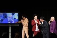 スタジオとの中継の場面で、くだりがあまりウケていなかったことを知るシシガシラ。