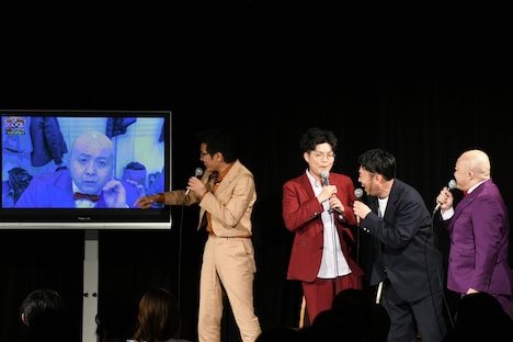 スタジオとの中継の場面で、くだりがあまりウケていなかったことを知るシシガシラ。